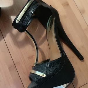 Beautiful black and gold heels 👠!! Size 6.5.